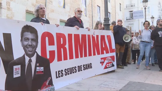 Concentración de los familiares de la víctimas de la DANA frente Les Corts: "Mientras él comía, la gente se ahogaba" Concentración de los familiares de la víctimas de la DANA frente Les Corts: "Mientras él comía, la gente se ahogaba"