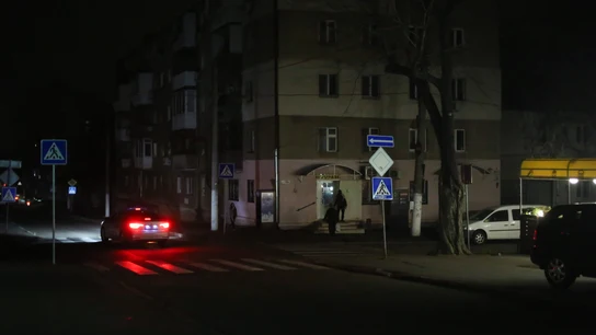 Una calle oscura en Nezhinskaya, donde hay cortes energéticos a raíz de un ataque contra una central Una calle oscura en Nezhinskaya, donde hay cortes energéticos a raíz de un ataque contra una central