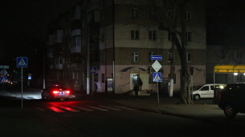 Una calle oscura en Nezhinskaya, donde hay cortes energéticos a raíz de un ataque contra una central