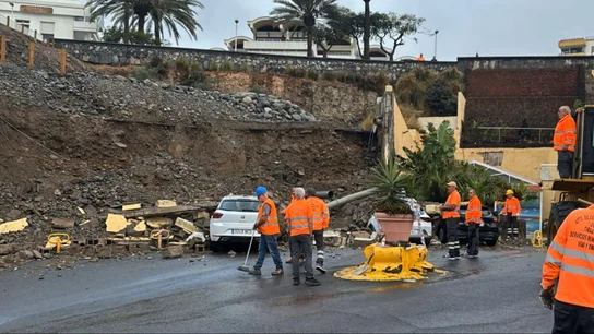 Desprendimientos, inundaciones y clases suspendidas: la borrasca Claudia golpea Canarias y deja nueve vuelos cancelados Desprendimientos, inundaciones y clases suspendidas: la borrasca Claudia golpea Canarias y deja nueve vuelos cancelados
