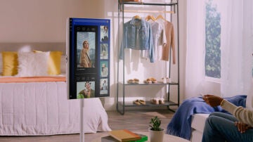 La Smart TV portátil posicionada en vertical