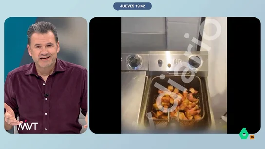 Iñaki López: "Koldo debería llevar esta broma más allá y plantarse con unas chistorras ante el magistrado" Iñaki López reacciona en este vídeo a la última tomadura de pelo de Koldo García, que se ha grabado un vídeo friendo chistorras en unas fiestas antes de volver a declarar, y asegura que la broma "le puede costar caro".