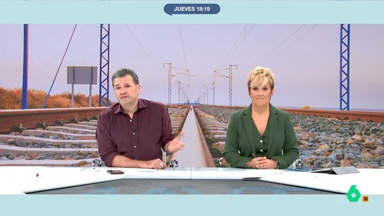 Iñaki López, tajante: "Los usuarios no queremos indemnizaciones, nos conformamos con que nuestros trenes lleguen a tiempo" Iñaki López, Bea de Vicente y Cristina Pardo reflexionan en este vídeo sobre la aprobación de la enmienda para aumentar las indemnizaciones por retraso en Renfe y la reacción de Óscar Puente a la medida.