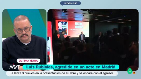 El expresidente de la RFEF ha recibido tres huevazos durante la presentaci&oacute;n de su libro. El agresor ha sido reducido y, despu&eacute;s, detenido, lo que ha permitido que el evento continue con total normalidad. 