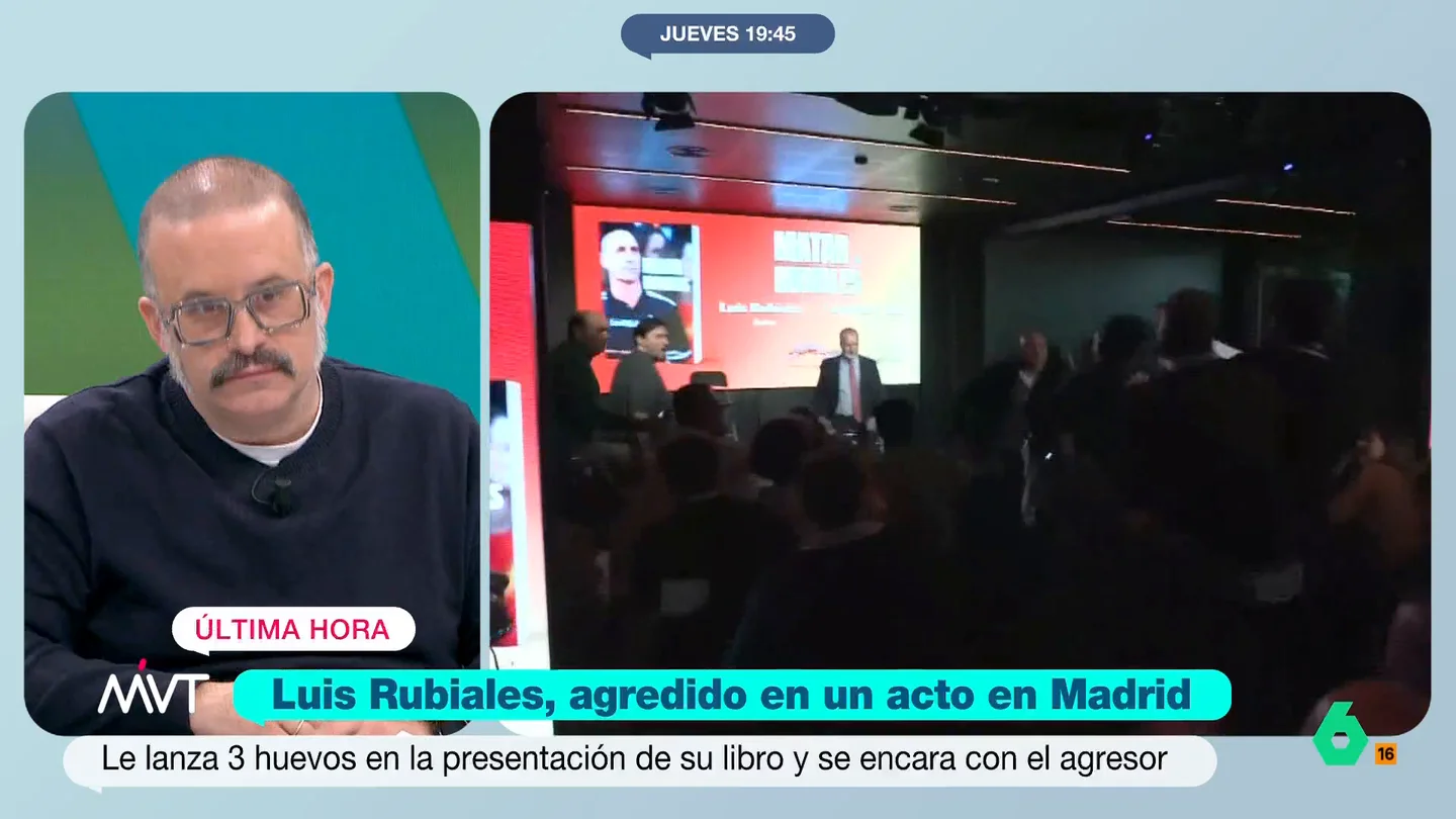 Edu Galán, sobre Rubiales: "Es el único señor al que siempre le viene muy mal el VAR" El expresidente de la RFEF ha recibido tres huevazos durante la presentación de su libro. El agresor ha sido reducido y, después, detenido, lo que ha permitido que el evento continue con total normalidad.