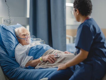 Hombre mayor hospitalizado