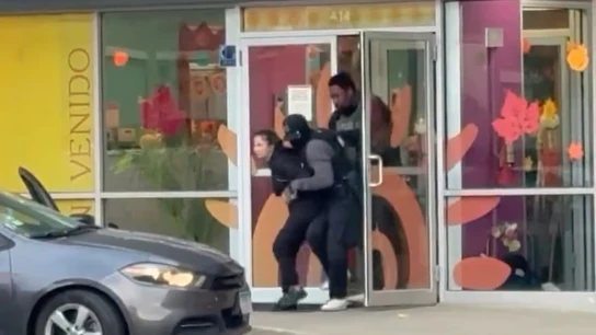 Momento en que la maestra colombiana es arrestada por agentes del ICE dentro de una guardería en Chicago Momento en que la maestra colombiana es arrestada por agentes del ICE dentro de una guardería en Chicago
