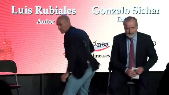 Luis Rubiales recibe tres huevazos en la presentación de su libro Luis Rubiales recibe tres huevazos en la presentación de su libro