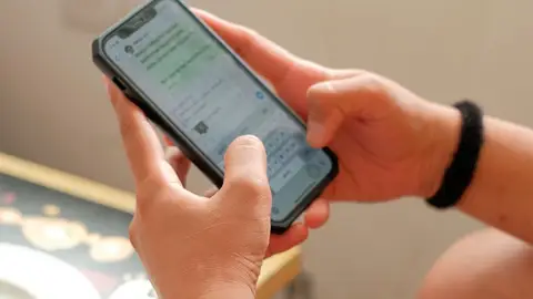 Utilizando WhatsApp Utilizando WhatsApp