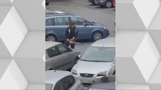Un hombre con una motosierra amenaza a otro en Ferrol, A Coruña. Un hombre con una motosierra amenaza a otro en Ferrol, A Coruña.
