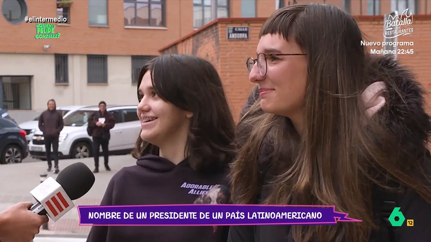 Una chica, cuando Isma Juárez le pregunta el nombre de un presidente latinoamericano: "Madón, que era de Venezuela, o Mazón..." El reportero vuelve a salir a la calle para saber si los jóvenes tienen conocimientos sobre cultura general. ¿Serán capaces de responder a sus preguntas y ganar el 'Felipón' de oro? Descúbrelo en el vídeo principal.