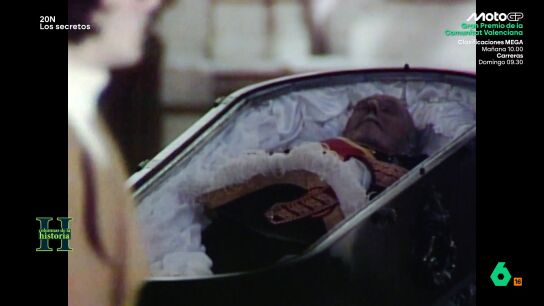 laSexta Columna recuerda con el c&aacute;mara Manuel Ovalle y el periodista Jes&uacute;s Mar&iacute;a Zuloaga, c&oacute;mo vivieron la capilla ardiente de Franco, desde las colas kilom&eacute;tricas hasta los que iban para "comprobar que estaba muerto".