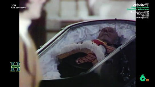 El susto de muerte de un difunto Franco durante su capilla ardiente: "Uno de los pómulos se le desprendió un poco" laSexta Columna recuerda con el cámara Manuel Ovalle y el periodista Jesús María Zuloaga, cómo vivieron la capilla ardiente de Franco, desde las colas kilométricas hasta los que iban para "comprobar que estaba muerto".