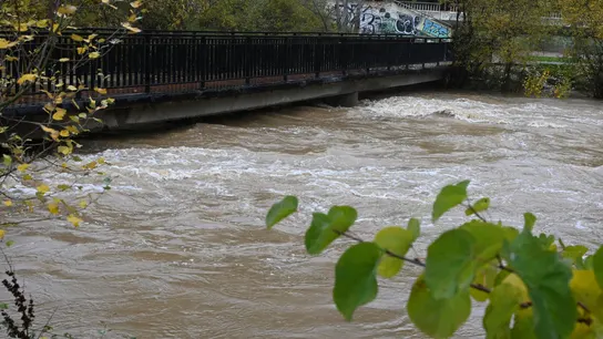 La borrasca Claudia provoca una notable crecida del río Bernesga, a su paso por León. La borrasca Claudia provoca una notable crecida del río Bernesga, a su paso por León.