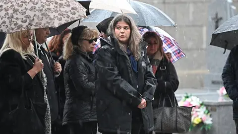 La hija de Encarnita, Raquel Waitzman Polo, durante su funeral en Ávila este sábado. La hija de Encarnita, Raquel Waitzman Polo, durante su funeral en Ávila este sábado.