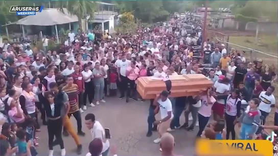El vídeo del divertido funeral en Venezuela de una mujer a la que le gustaba la fiesta: "Nada mejor para mover el esqueleto" El vídeo del divertido funeral en Venezuela de una mujer a la que le gustaba la fiesta: "Nada mejor para mover el esqueleto"