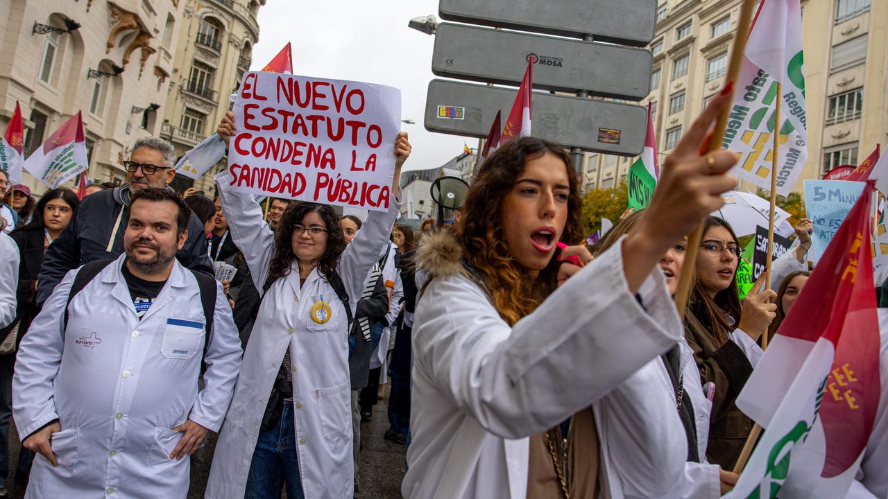 Miles de médicos se manifiestan en Madrid para reclamar un estatuto propio que reconozca su singularidad