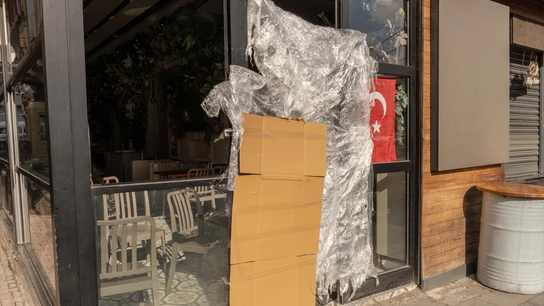 Puesto de comida callejera cerrado en Estambul tras la muerte de turista alemana y sus dos hijos. Puesto de comida callejera cerrado en Estambul tras la muerte de turista alemana y sus dos hijos.