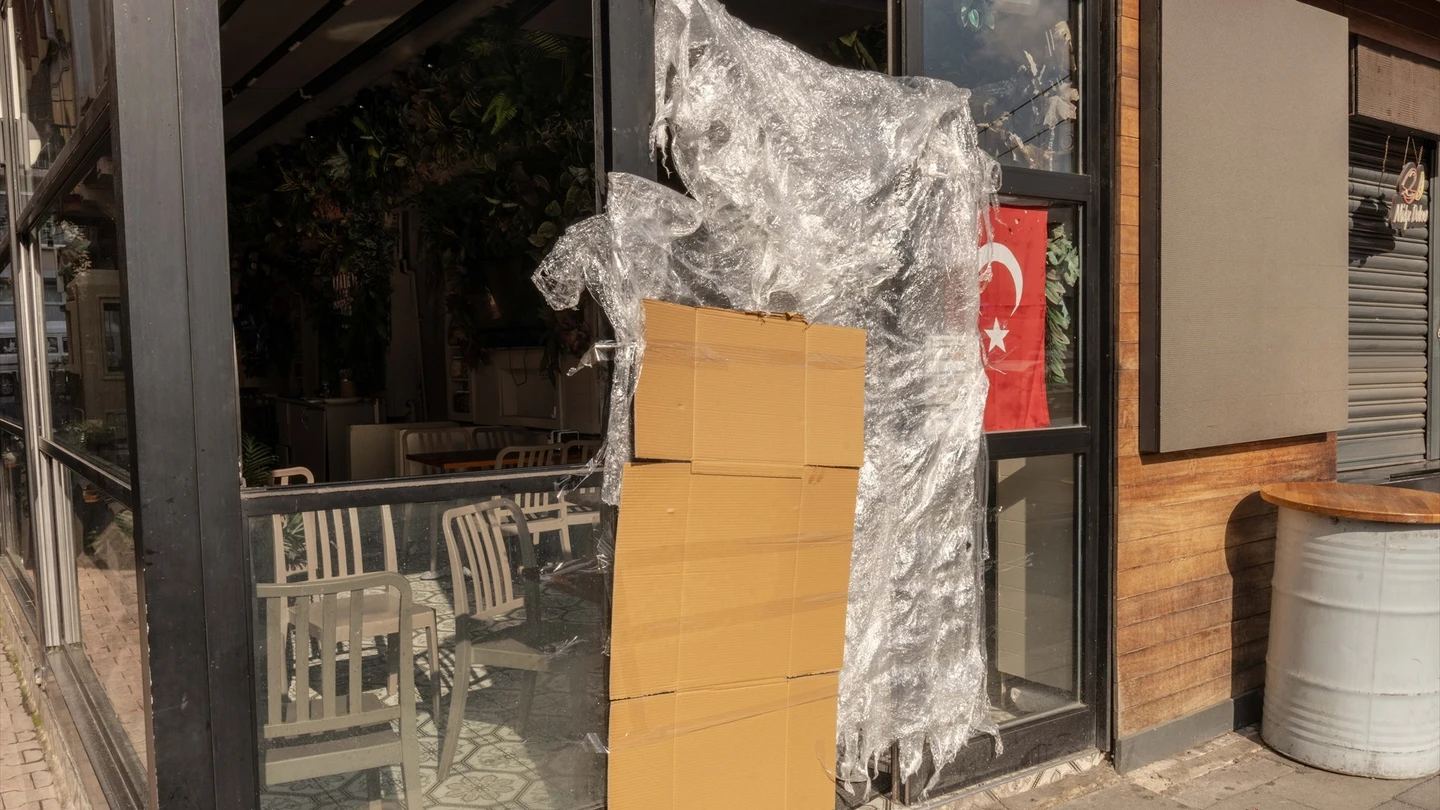 Puesto de comida callejera cerrado en Estambul tras la muerte de turista alemana y sus dos hijos. Puesto de comida callejera cerrado en Estambul tras la muerte de turista alemana y sus dos hijos.