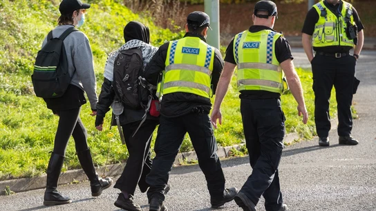 Uno de los manifestantes arrestado por la Policía durante la protesta de Bristol. Uno de los manifestantes arrestado por la Policía durante la protesta de Bristol.
