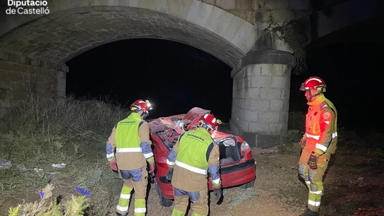 Bomberos de Castellón tras un accidente en Benassal. Bomberos de Castellón tras un accidente en Benassal.
