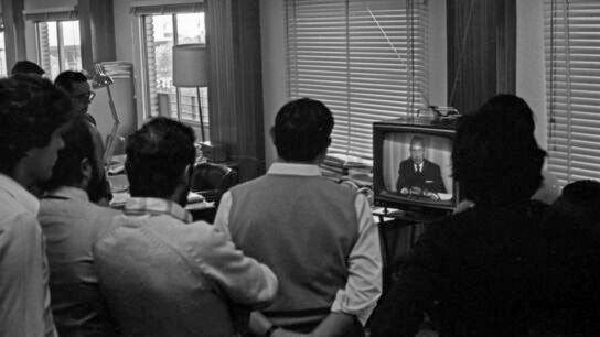 (Foto de ARCHIVO) Varios empleados de la Agencia de noticias Europa Press ven a trav&eacute;s de un televisor colocado en la oficina de Madrid la retransmisi&oacute;n en directo del mensaje del Presidente del Gobierno, Carlos Arias Navarro, en la que comunica la muerte del dictador y Jefe de Estado, Francisco Franco. 14 NOVIEMBRE 2025 Europa Press 20/11/1975