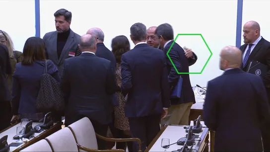 Vox se suma al PP y le hace la cama a Mazón en el Congreso en forma de palmadita en la espalda de su diputado Gil Lázaro Vox se suma al PP y le hace la cama a Mazón en el Congreso en forma de palmadita en la espalda de su diputado Gil Lázaro