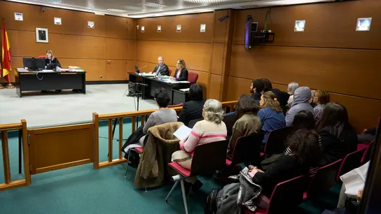 Imagen del interior del juzgado de Vitoria en la que se está procesando a 21 antiabortistas Imagen del interior del juzgado de Vitoria en la que se está procesando a 21 antiabortistas