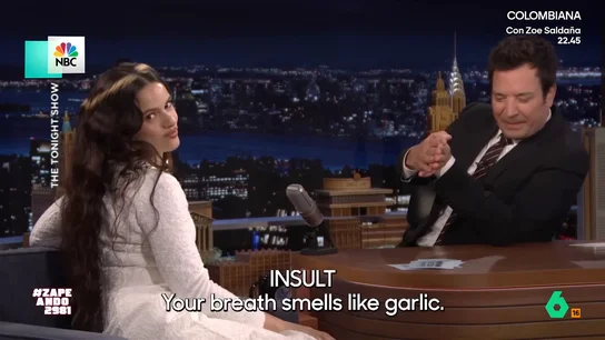 Rosalía va al show de Jimmy Fallon y le enseña algunos piropos en castellano, en vídeo La cantante catalana sigue promocionando su nuevo disco, 'Lux' y, por ello, ha visitado el programa estadounidense. Además de cantar 'La Perla', enseñó al presentador sus ejercicios para calentar la voz o algunas frases en castellano.