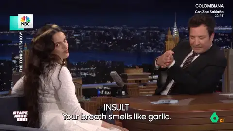 Rosalía va al show de Jimmy Fallon y le enseña algunos piropos en castellano, en vídeo La cantante catalana sigue promocionando su nuevo disco, 'Lux' y, por ello, ha visitado el programa estadounidense. Además de cantar 'La Perla', enseñó al presentador sus ejercicios para calentar la voz o algunas frases en castellano.