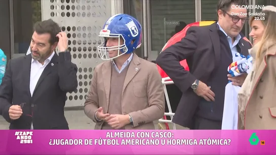 Regalan un casco de fútbol americano a Martínez-Almeida: "Parece un primo de la Hormiga Atómica" El Santiago Bernabéu se convertía este domingo en un campo de fútbol americano para acoger un partido entre los Miami Dolphins y los Washington Commanders. El evento ha conseguido conquistar Madrid y a su alcalde.