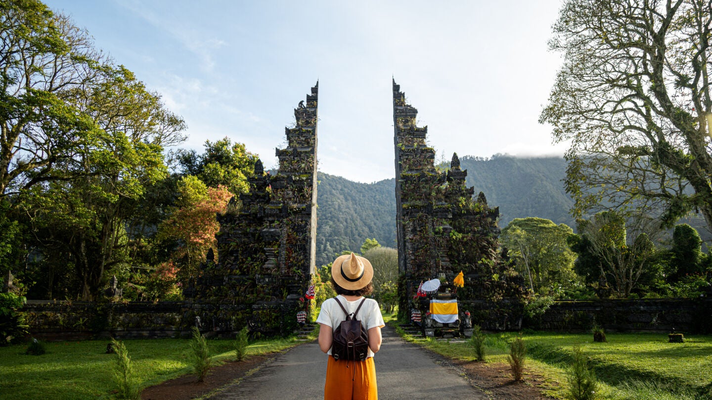 Mujer viajando por Asia