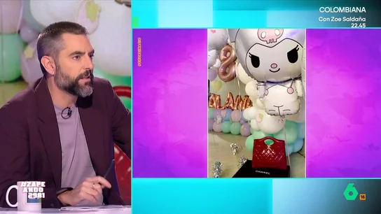Dani Mateo alucina con el bolso Chanel de 10.000 euros que Cristiano Ronaldo y Georgina han regalado a su hija: "Estoy tan cansado" "¿Qué va a meter dentro? El trozo de bocadillo que no se ha comido en el recreo, tierra, un chique masticado...", reacciona Dani Mateo en este vídeo tras ver el bolso Chanel que le han regalado Cristiano y Georgina a su hija de 8 años.