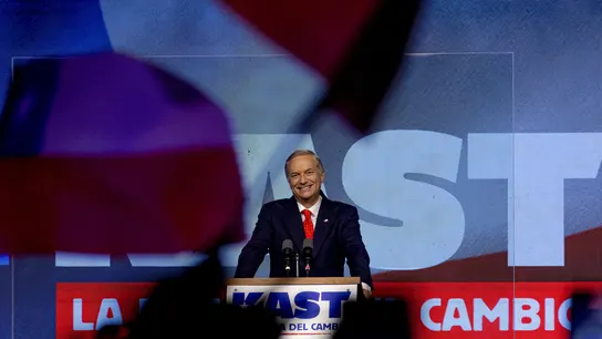 El candidato a la Presidencia de Chile por el Partido Republicano y Social Cristiano, José Antonio Kast, habla tras conocer los resultados de las elecciones este domingo, en Santiago (Chile). El candidato a la Presidencia de Chile por el Partido Republicano y Social Cristiano, José Antonio Kast, habla tras conocer los resultados de las elecciones este domingo, en Santiago (Chile).