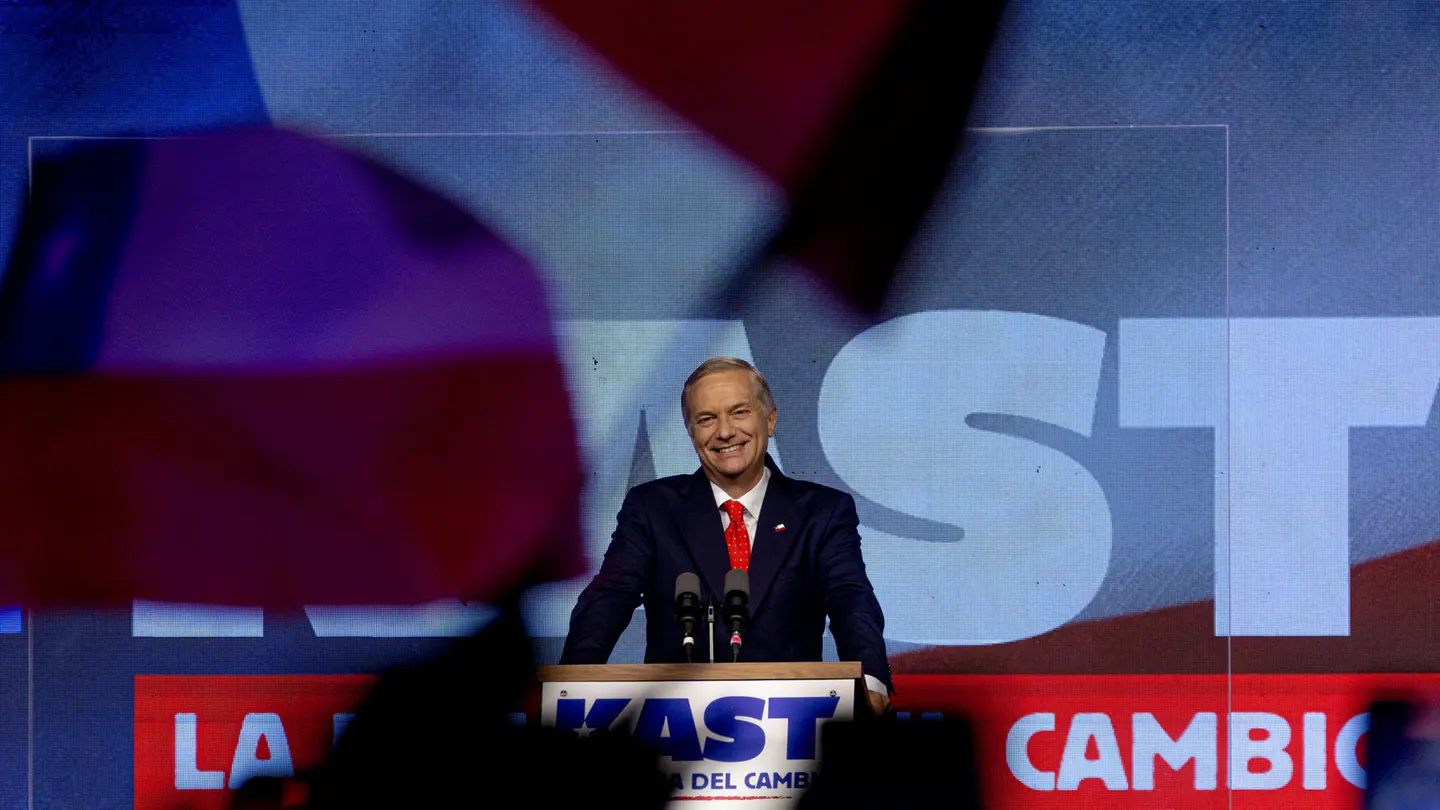 El candidato a la Presidencia de Chile por el Partido Republicano y Social Cristiano, José Antonio Kast, habla tras conocer los resultados de las elecciones este domingo, en Santiago (Chile). El candidato a la Presidencia de Chile por el Partido Republicano y Social Cristiano, José Antonio Kast, habla tras conocer los resultados de las elecciones este domingo, en Santiago (Chile).