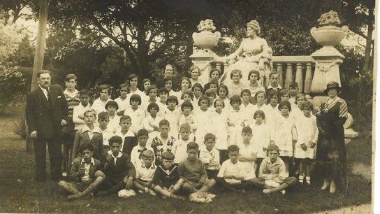 Imagen de archivo de dos maestros con sus alumnos durante la Segunda República Imagen de archivo de dos maestros con sus alumnos durante la Segunda República