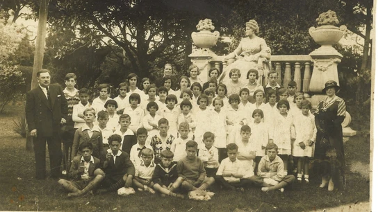 Imagen de archivo de dos maestros con sus alumnos durante la Segunda República Imagen de archivo de dos maestros con sus alumnos durante la Segunda República