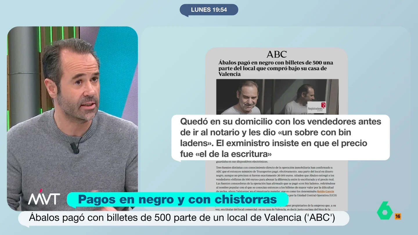 Javier Chicote desvela el presunto pago en negro de un local por parte de Ábalos: "Hay cosas que no puedo enseñar, pero que tengo" Javier Chicote analiza en este vídeo su noticia sobre el presunto pago con billetes de 500 de Ábalos para comprar un local en Valencia. Además, responde a la amenaza de querella del exministro: "No tengo miedo, le costará las costas".