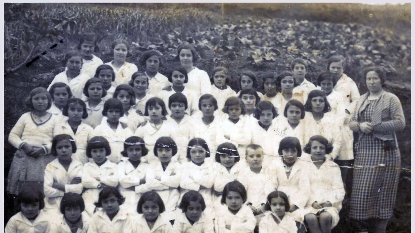 Imagen de una de las maestras republicanas con sus alumnas
