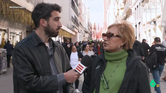 Una mujer, a favor de multar a los supermercados que pongan dulces navideños antes de tiempo: "Quitan la ilusión" ¿Es posible que se esté adelantando la Navidad demasiado? Isma Juárez traslada esta pregunta a los españoles en este vídeo, donde les pregunta qué les parecería una ley del Gobierno que prohibiera la Navidad hasta el 10 de diciembre.