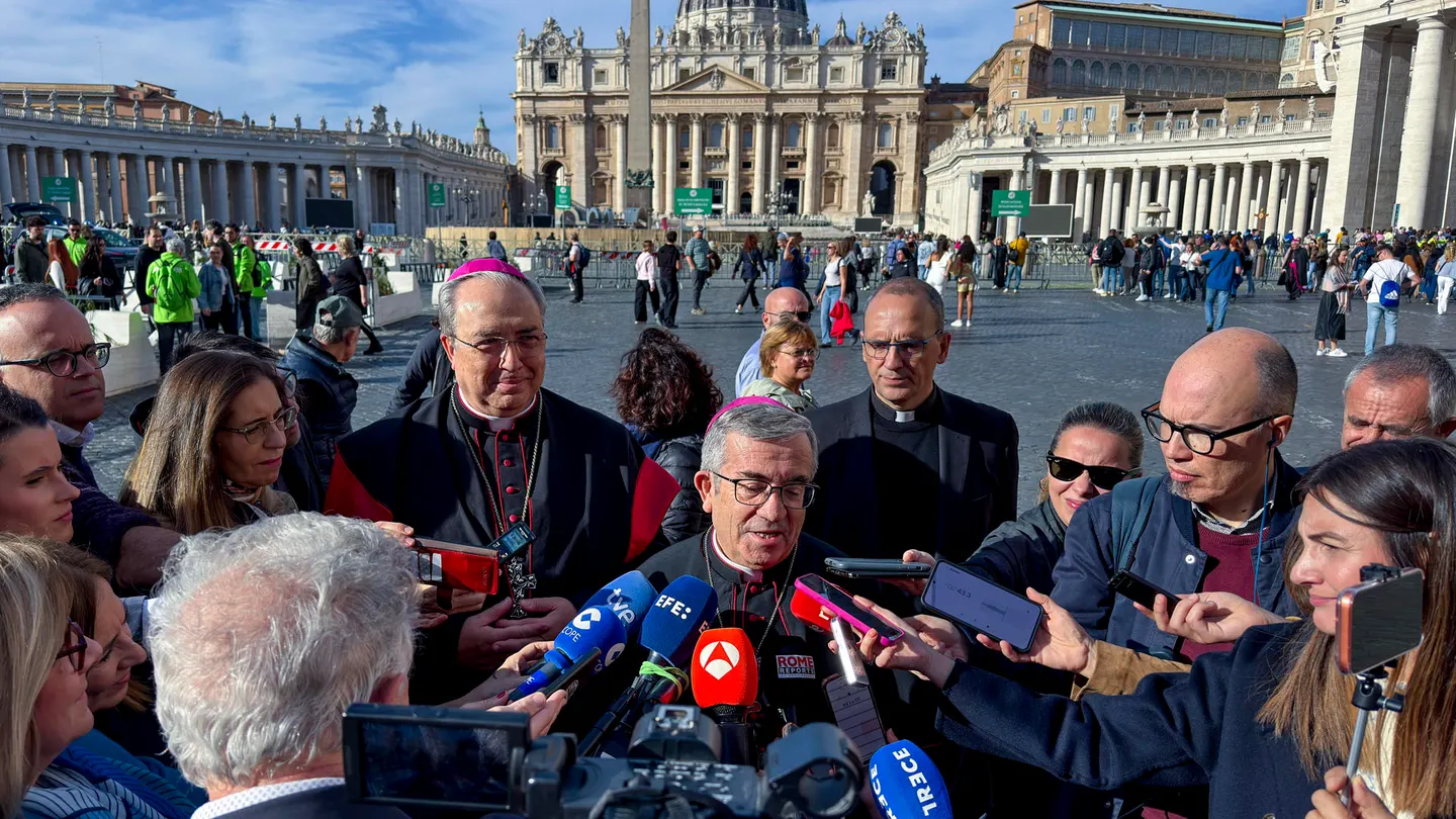 El presidente de la Conferencia Episcopal, Luis Argüello, atiende a la prensa tras la reunión con el papa León XIV. El presidente de la Conferencia Episcopal, Luis Argüello, atiende a la prensa tras la reunión con el papa León XIV.