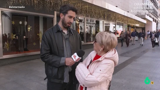Así responde una mujer a Isma Juárez cuando le propone una Cabalgata de Reyes en julio: "Si es un tío bueno como tú, sí" Isma Juárez sale a la calle para preguntar a las españolas si creen que la Navidad se está adelantando demasiado y qué opinarían de que el Gobierno las prohibiera hasta el 10 de diciembre. Sus curiosas respuestas, en este vídeo.