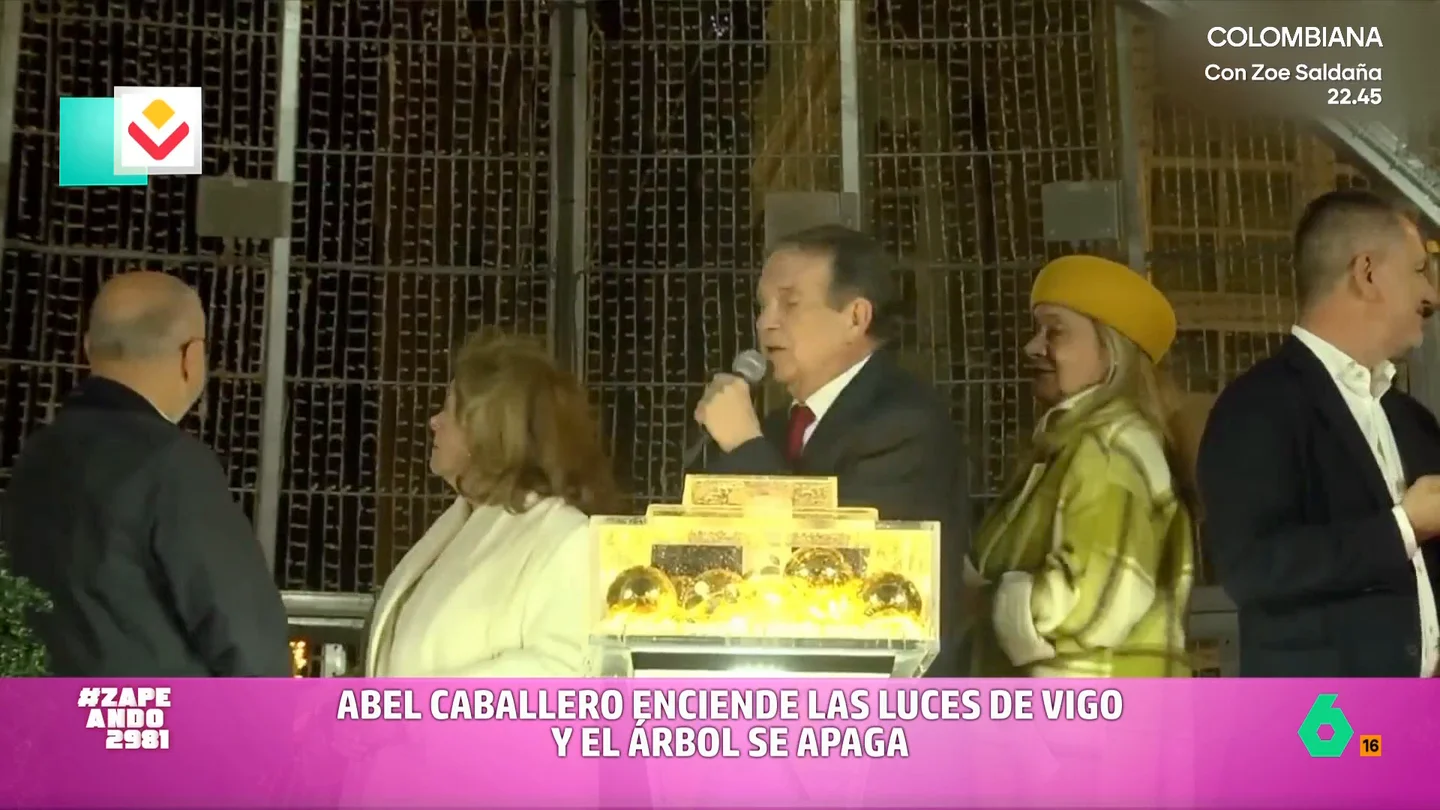La lluvia juega una mala pasada a Abel Caballero durante el encendido de las luces de Navidad, en vídeo En Vigo ya es Navidad. Esta epoca tan especial queda inaugurada en la ciudad cuando se produce el encendido de sus luces. Pero, este año el evento ha quedado empañado por un pequeño contratiempo eléctrico.