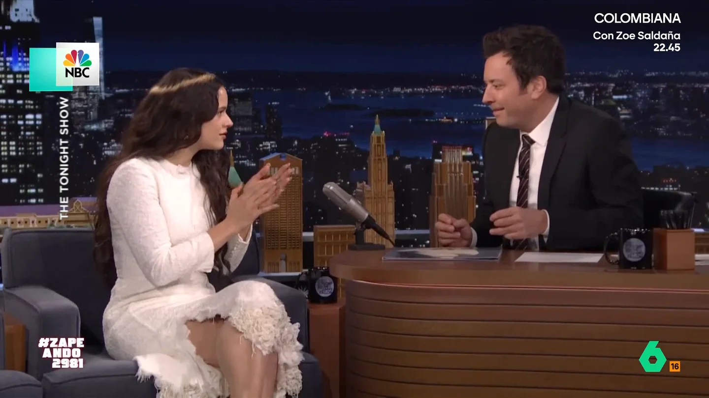 El vídeo de Jimmy Fallon aprendiendo a tocar las palmas con Rosalía: "¡Lo tiene!" La cantante catalana participaba este domingo en el 'The Tonight Show' de Jimmy Fallon para presentar su nuevo disco, 'Lux'. Rosalía no dudaba en convertirse en profesora para enseñar al presentador a tocar varios ritmos flamencos.