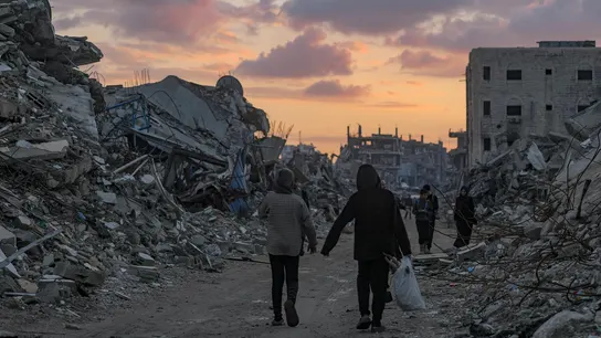 Palestinos caminan cerca de edificios destruidos en un día lluvioso en el este de la ciudad de Gaza, Franja de Gaza, el 16 de noviembre de 2025. Palestinos caminan cerca de edificios destruidos en un día lluvioso en el este de la ciudad de Gaza, Franja de Gaza, el 16 de noviembre de 2025.