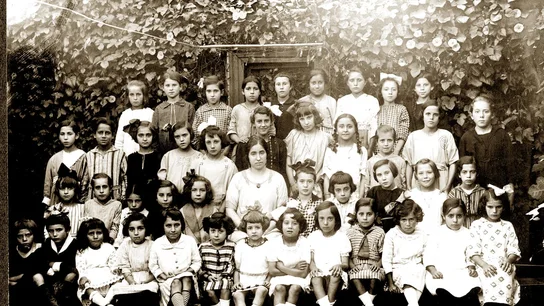 Imagen de una profesora con sus alumnos durante la Segunda República Imagen de una profesora con sus alumnos durante la Segunda República