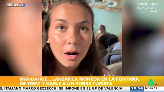 Lanza una moneda a la Fontana de Trevi para pedir un deseo y termina dándole a un turista Lanza una moneda a la Fontana de Trevi para pedir un deseo y termina dándole a un turista