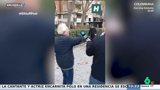 El viral cabreo de un anciano tras ser obligado a dar la vuelta al Bernabéu por los controles del partido de la NFL El viral cabreo de un anciano tras ser obligado a dar la vuelta al Bernabéu por los controles del partido de la NFL