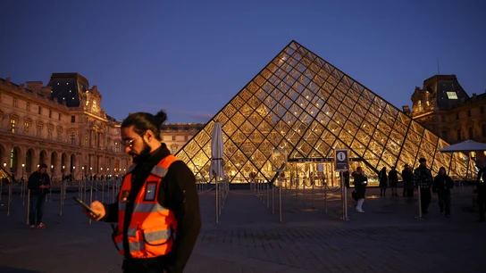 Un guardia de seguridad ante el Museo del Louvre de París Un guardia de seguridad ante el Museo del Louvre de París