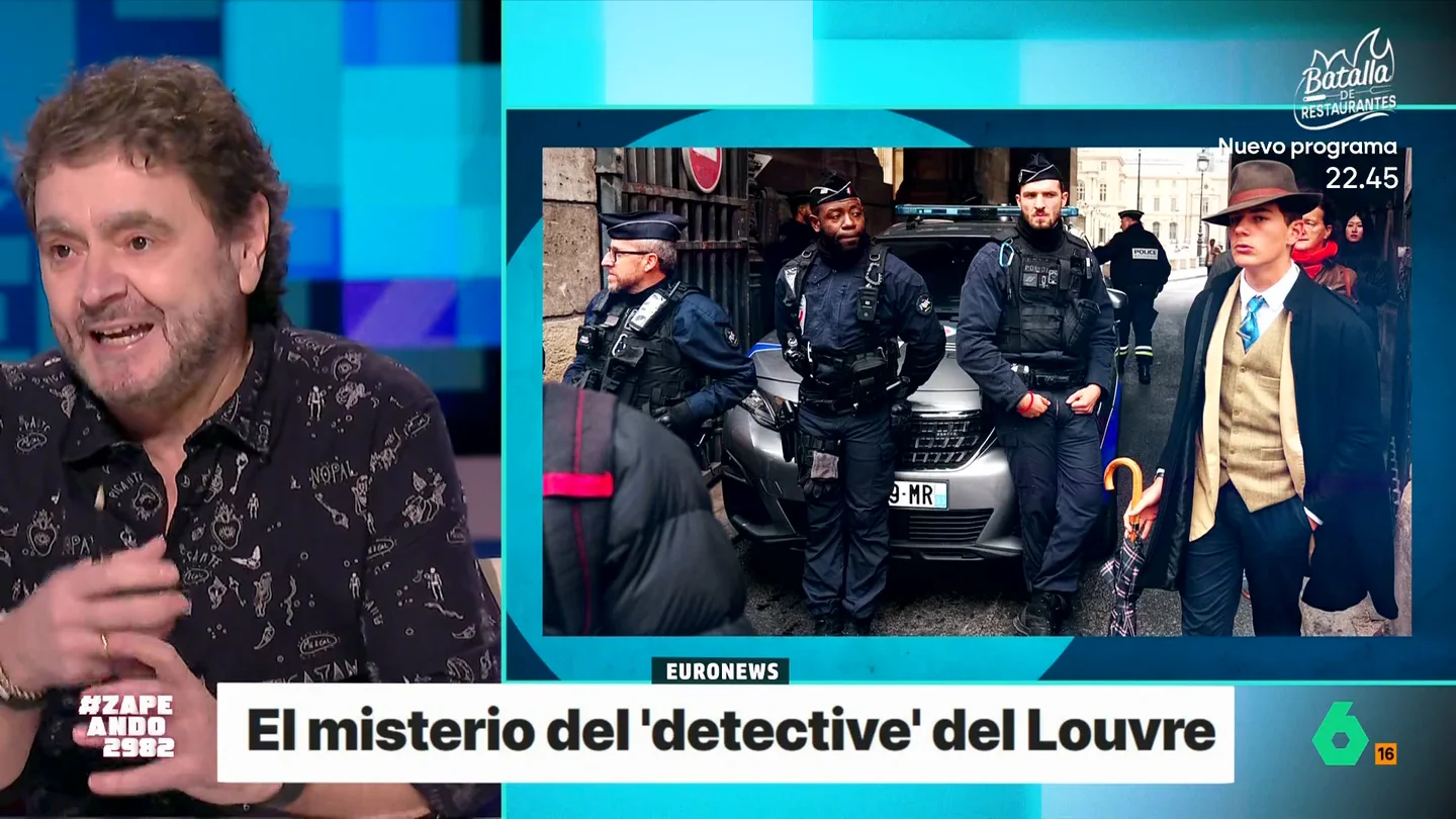 Paco Jiménez desvela quién es el misterioso 'detective' viral del Louvre, en vídeo Entre las decenas de imágenes que se publicaron sobre el robo del célebre museo parisino llamaba especialmente la atención una en la que se podía ver a un hombre vestido como si fuera un detective clásico.